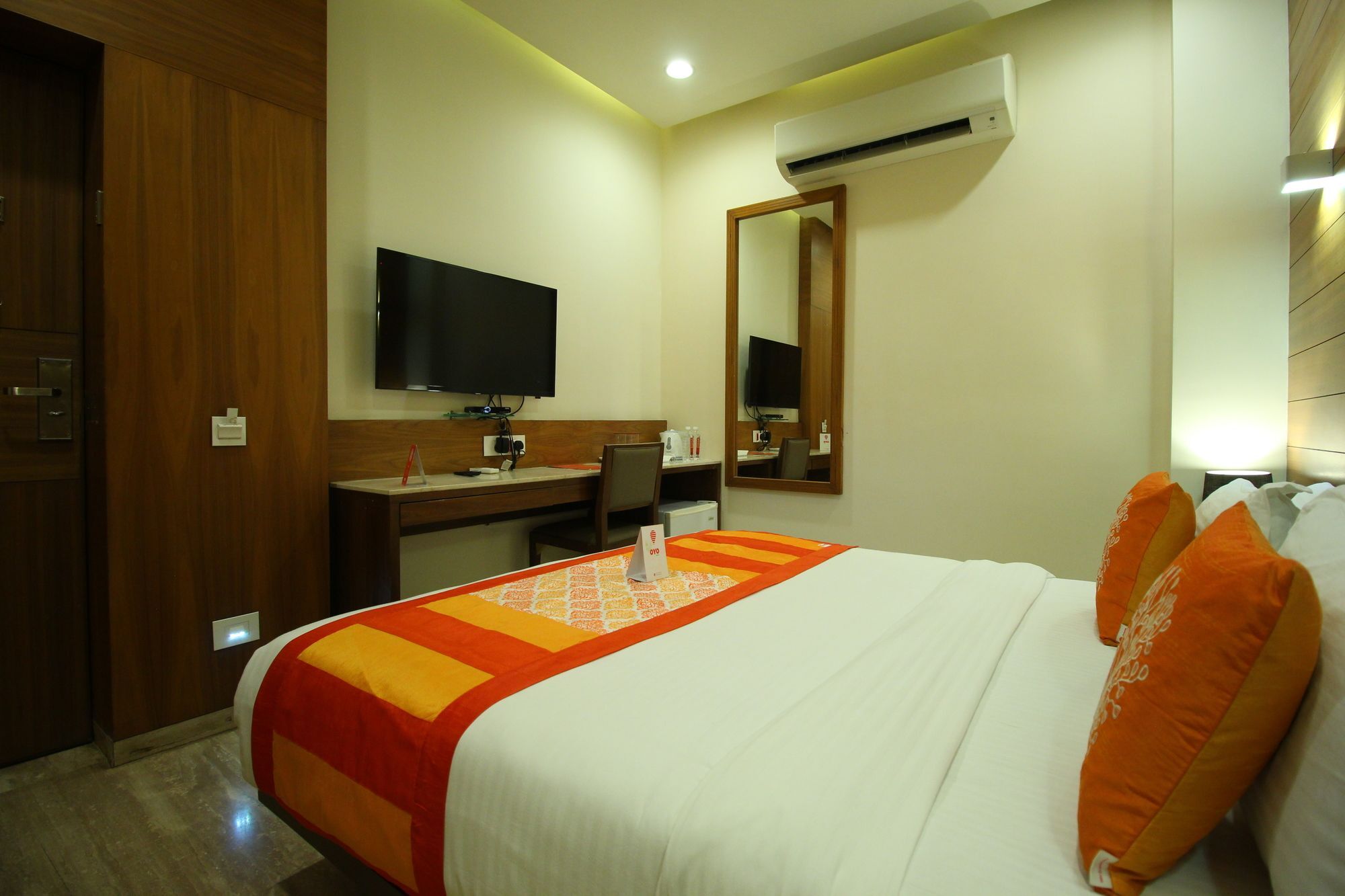 Oyo 8992 Hotel Kyra Ahmedabad Exterior photo